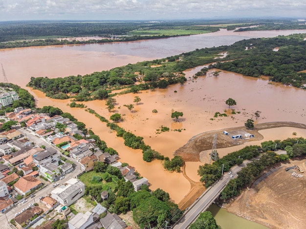 Foto rio inundado de lama após a construção de uma barragem