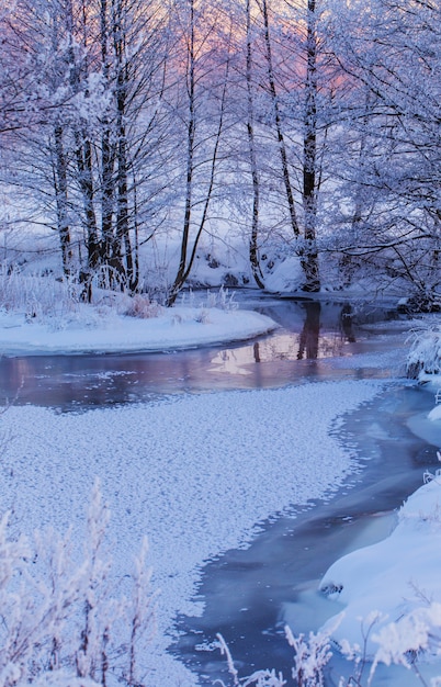 El río de invierno al atardecer