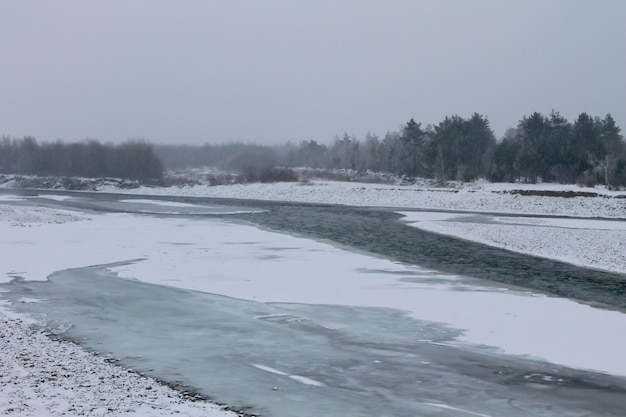 Río de invierno en las montañas de los Cárpatos