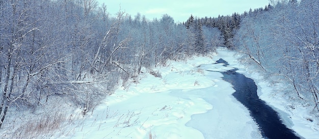 río en invierno vista desde drone, paisaje de bosque helado al aire libre