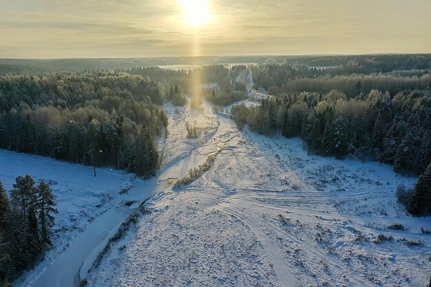 río en invierno vista desde drone, paisaje de bosque helado al aire libre