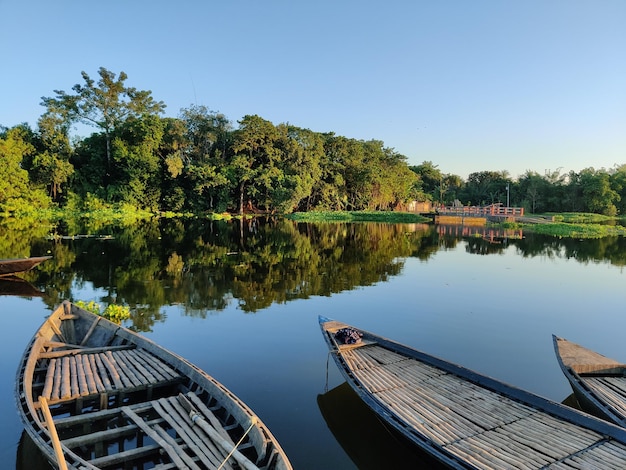 El río Ishamoti siempre está ocupado con botes de madera para el transporte de pasajeros.