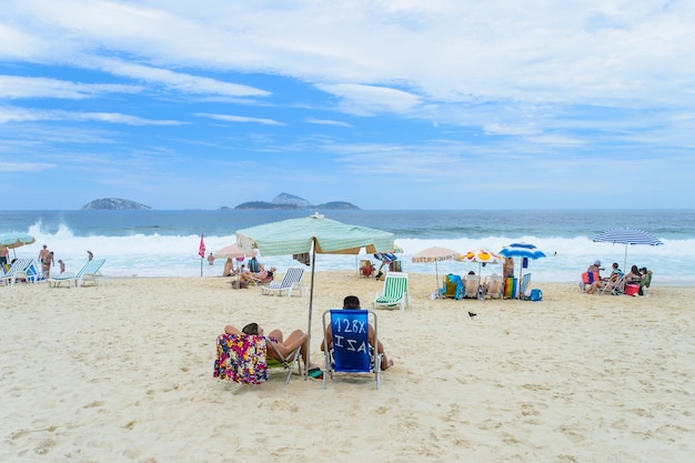 RIO DE JANEIRO - 3 de marzo de 2014: La gente se relaja en la playa de Copacabana es una de las playas más famosas y concurridas de Río de Janeiro, Brasil.