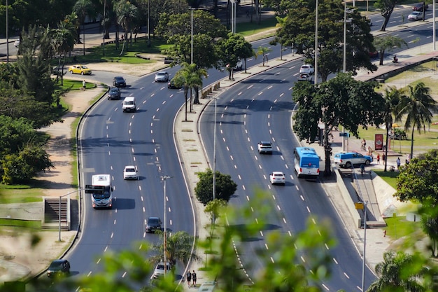Foto río de janeiro rj brasil 2022 - tráfico en la carretera en el parque flamengo