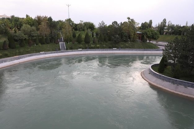 un río en el jardín