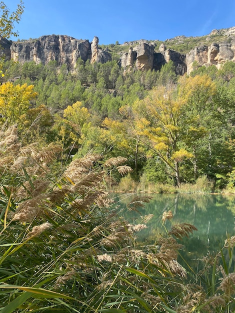 El río Jucar en otoño en Cuenca, Castilla La Mancha en España. Paisaje otoñal con árboles llenos