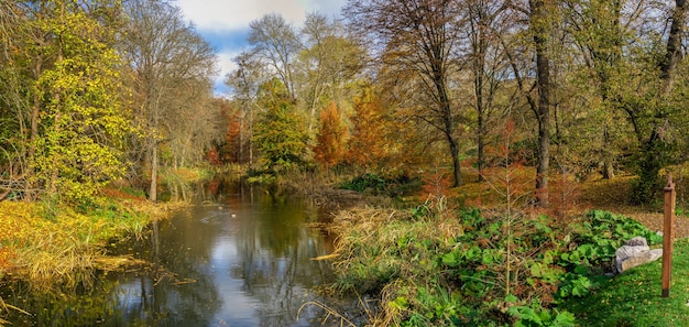 Rio Kamlanka no arboreto Sofievsky ou Parque Sofiyivsky em Uman, Ucrânia, em um dia ensolarado de outono