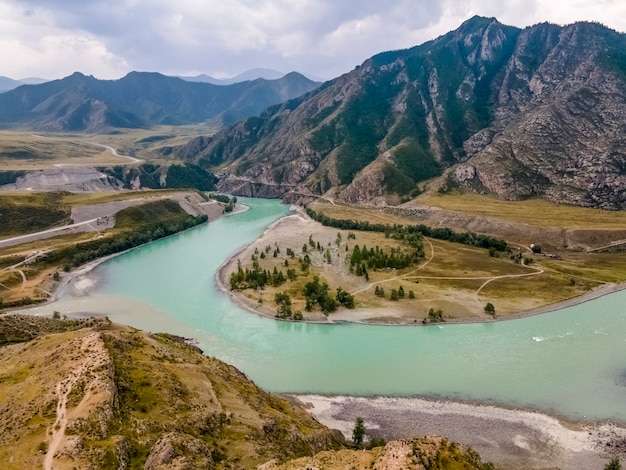 Río Katun con agua turquesa Hermoso paisaje Montañas y colinas Montañas de Altai Rusia