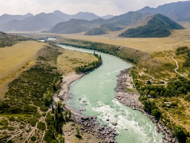 Rio Katun com água turquesa Bela paisagem Montanhas e colinas Montanhas Altai Rússia