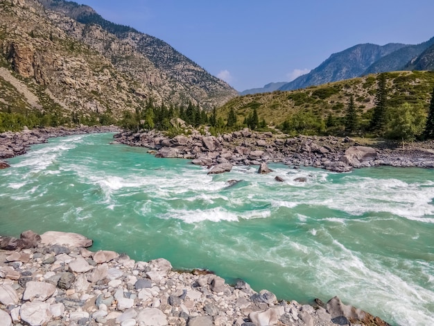 Rio Katun com água turquesa Bela paisagem Montanhas e colinas Montanhas Altai Rússia