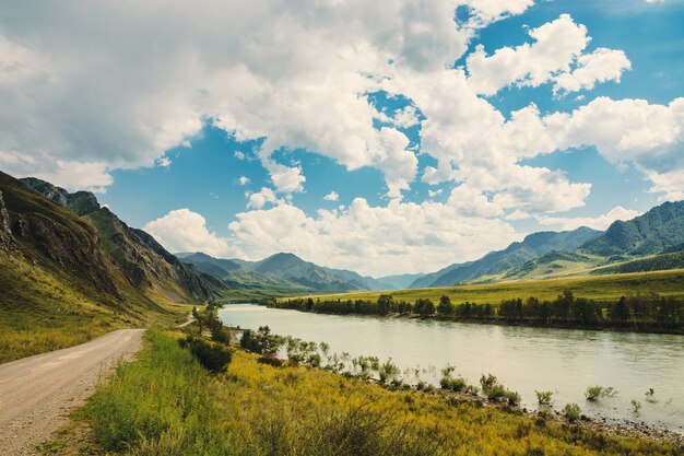 El río Katun fluye entre montañas y colinas.