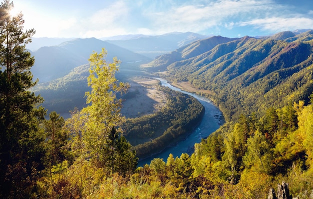 El río Katun fluye entre las montañas.