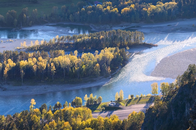 El río Katun fluye en una profunda garganta vista de otoño