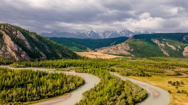 Rio Katun Água turquesa e costa rochosa Montanhas Altai RussiaÃƒÂƒÃ‚Â‚ÃƒÂ‚Ã‚Â Vista aérea