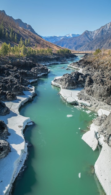 Río Katun en las montañas de Altai en abril día soleado viajes y vacaciones foto vertical