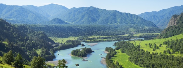 El río Katun en las montañas de Altai en un día de verano