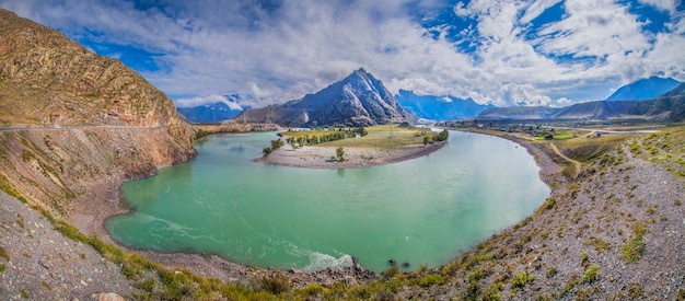 Rio Katun na vista panorâmica das montanhas de Altai
