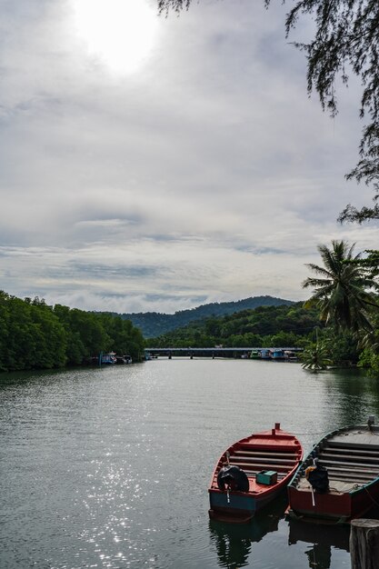 Rio Klong Chao na ilha de koh kood em trat Tailândia. Koh Kood, também conhecido como Ko Kut, é uma ilha no Golfo da Tailândia