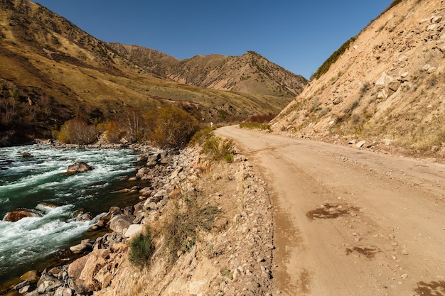 Río Kokemeren, Kyzyl-Oi, Kirguistán