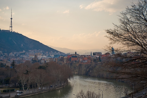 El río Kura atraviesa la ciudad de Tbilisi. Paisaje de la ciudad.