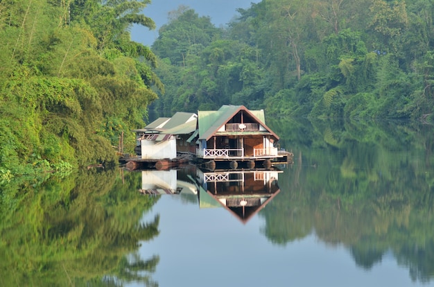 Rio kwa em kanchanaburi, tailândia