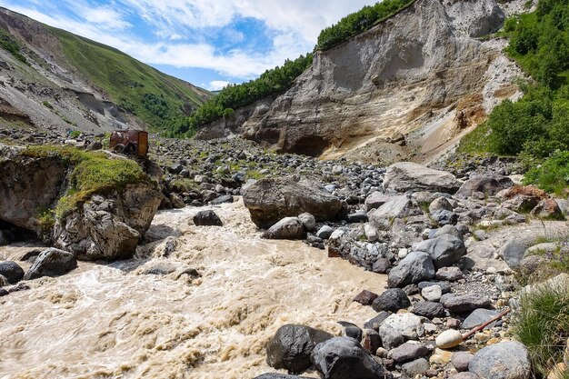 El río KyzylKol rodeado por las montañas del Cáucaso cerca de Elbrus Jilysu Rusia