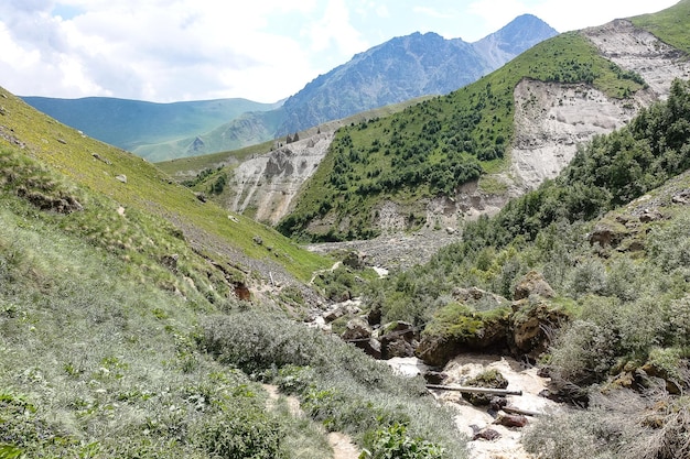 El río KyzylKol rodeado por las montañas del Cáucaso cerca de Elbrus Jilysu Rusia