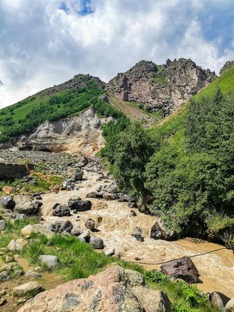 El río KyzylKol rodeado por las montañas del Cáucaso cerca de Elbrus Jilysu Rusia