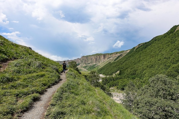 El río KyzylKol rodeado por las montañas del Cáucaso cerca de Elbrus Jilysu Rusia