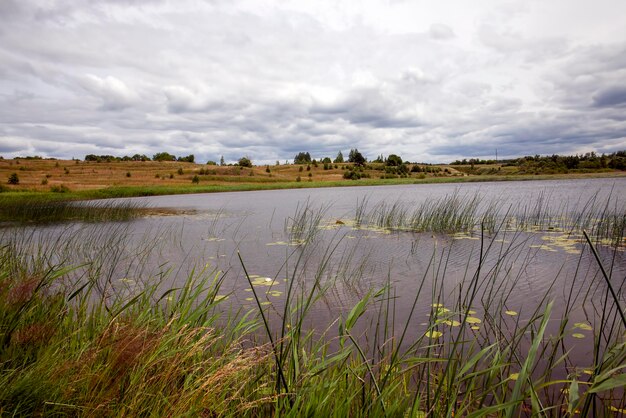 Río y lago en tiempo nublado en verano