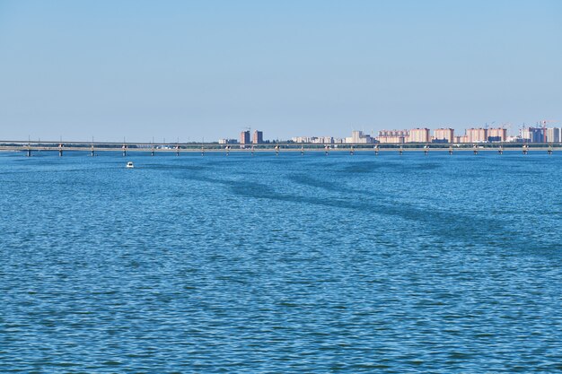 Rio largo e ponte sobre