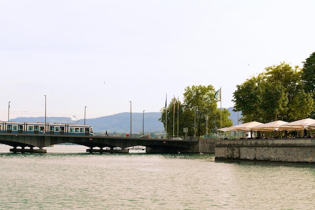 Rio Limmat e ponte Quai Brucke em Zurique, Suíça