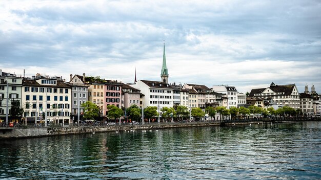 El río Limmat rodado en Zúrich, Suiza.