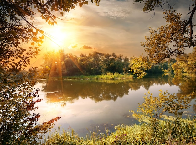 Rio lindo e calmo ao nascer do sol em outubro