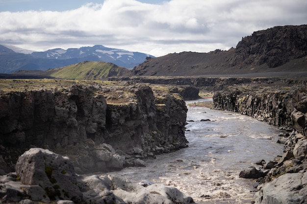 Rio liso Innri-Emstrua indo de Cachoeira. Trilha de caminhada Laugavegur.