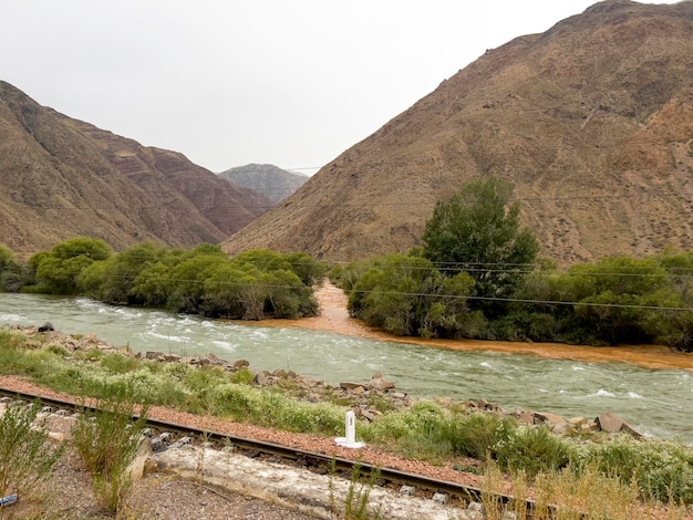 Un río a lo largo de la carretera en Kirguistán