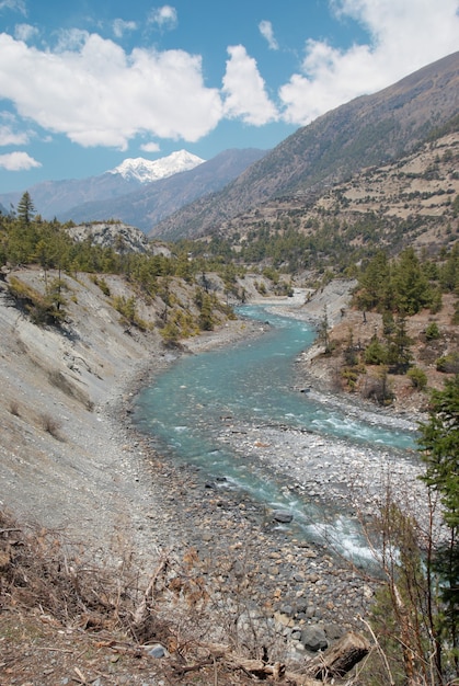 Río Marsyangdi, pasa por el valle tibetano.