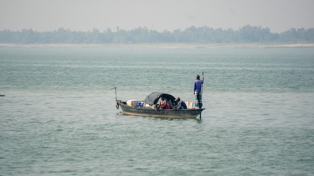 El río más grande de Bangladesh es el Padma El mensaje de la llegada del monzón Los pescadores están pescando hilsa en bote La foto fue tomada de Paturia Ferry GhatBangladesh
