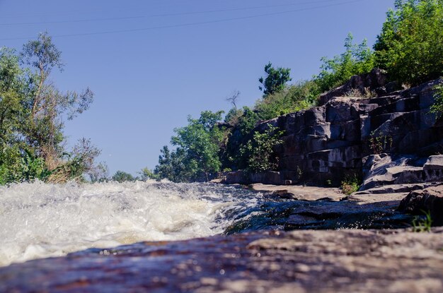 Foto un río en medio de un hermoso cañón