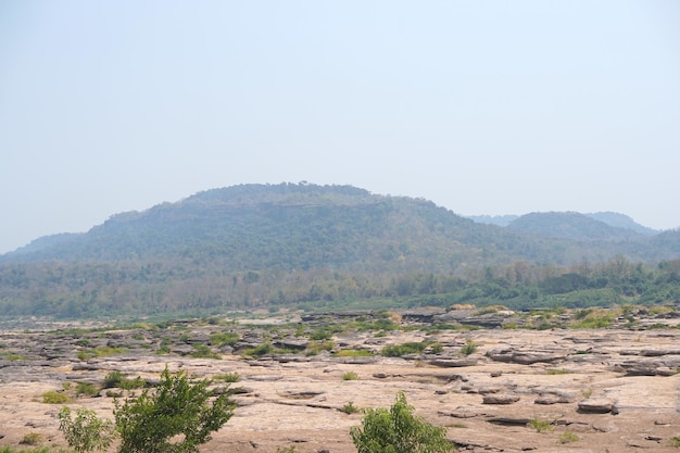 El río Mekong está tan seco que puedes ver las rocas