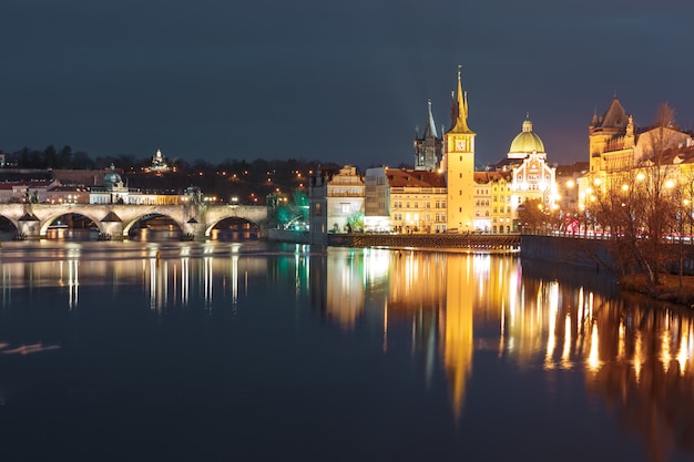 Río Moldava y el casco antiguo en la noche en Praga