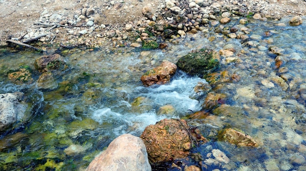 Río de montaña, agua corriente, agua clara, piedras blancas en el fondo, río Serpis España