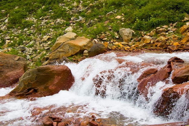 Río de montaña, agua y rocas en Khazbegi, Georgia
