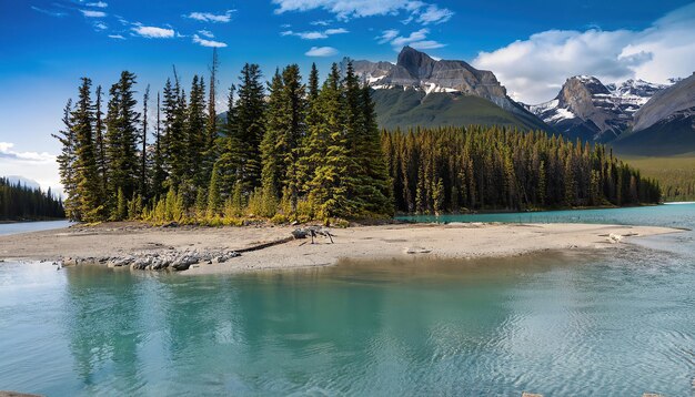 Un río con una montaña al fondo.