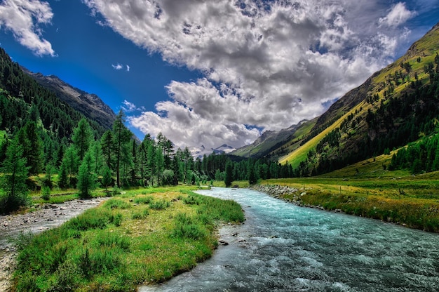 Río de montaña en los Alpes suizos