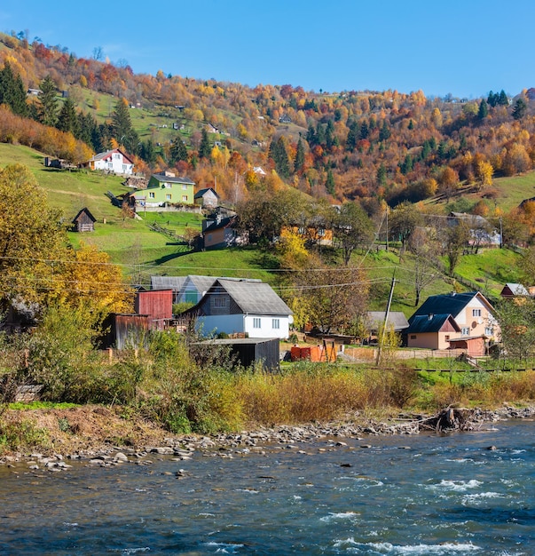 Río de montaña de los Cárpatos de otoño Ucrania