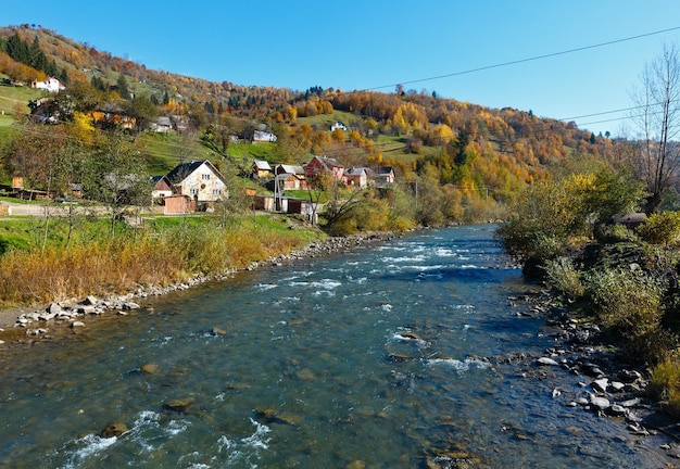 Río de montaña de los Cárpatos de otoño Ucrania