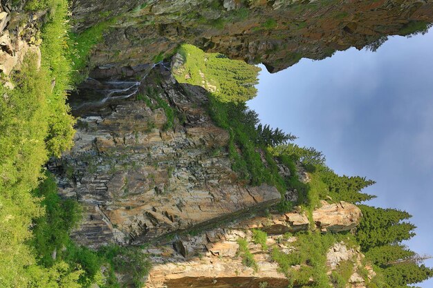 río de montaña con una cascada en verano