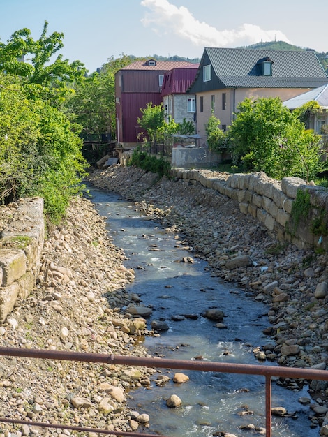 Río de montaña en la ciudad Gente a orillas del río Ubicación en las afueras de la ciudad