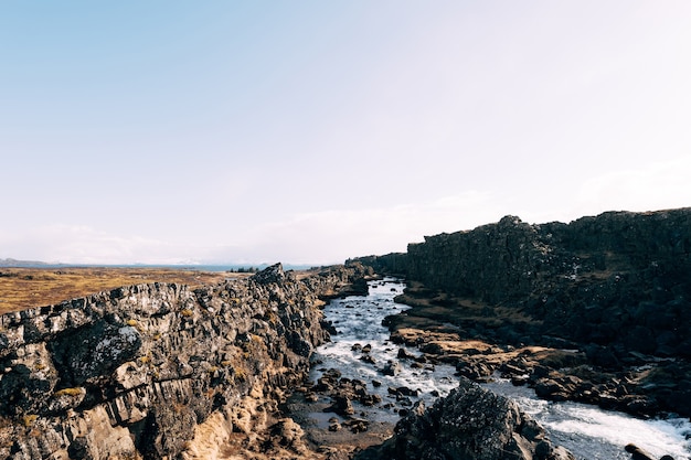 El río de montaña de ehsaraurfoss cae en la falla de silfra tingwedlir valley